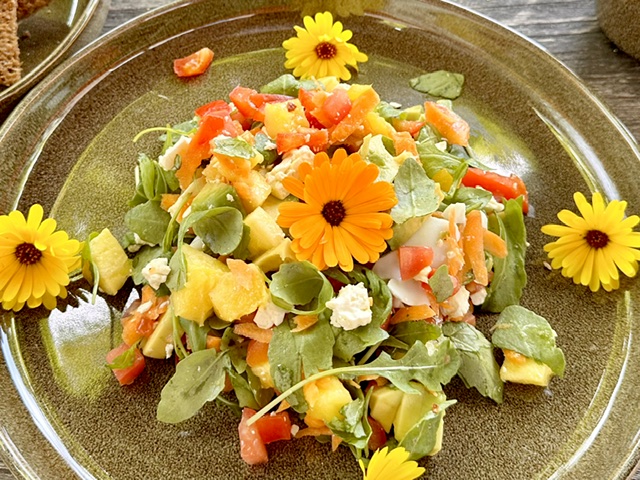 salade met goudsbloem